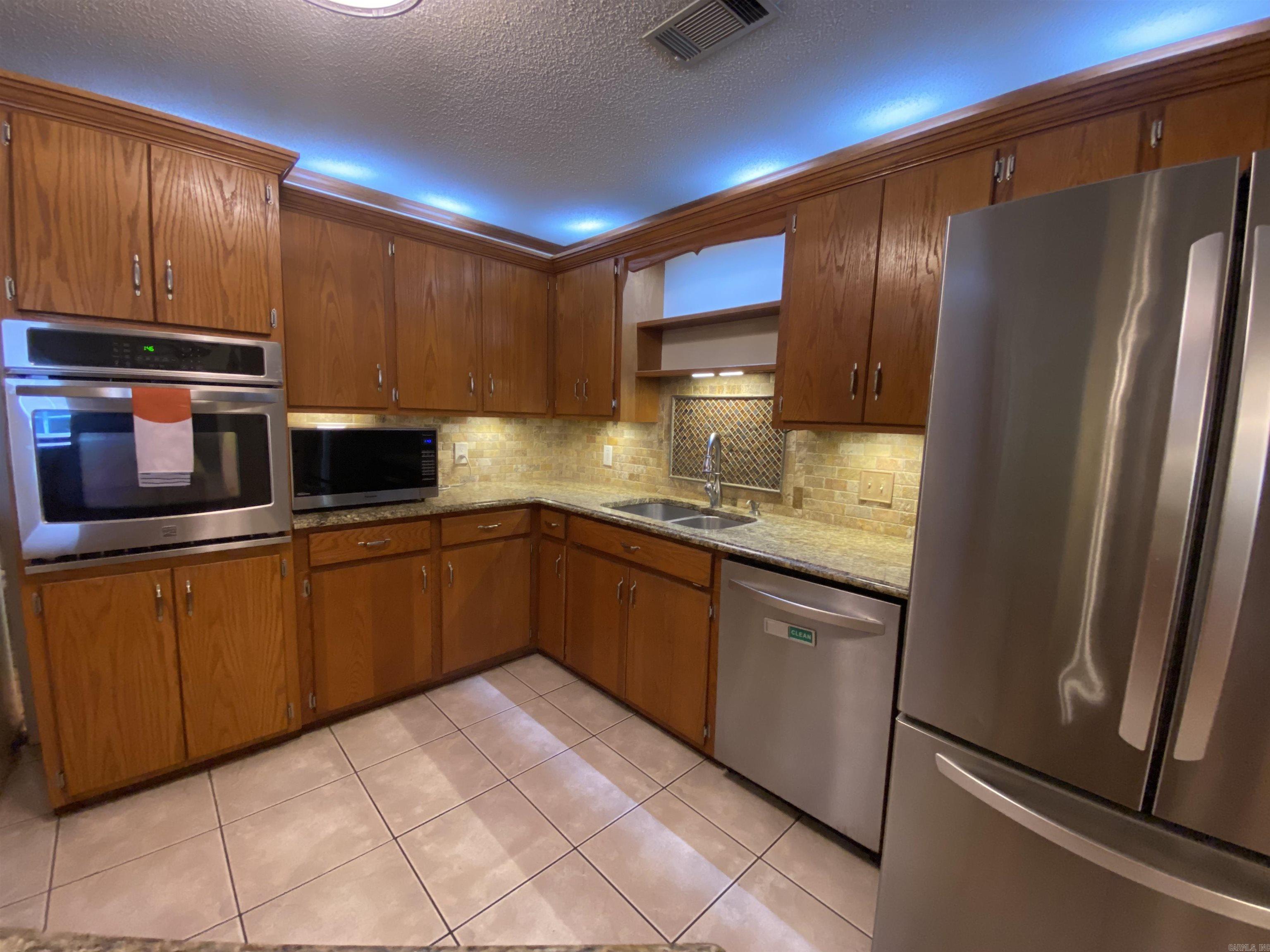 LAKEWOOD ESTATES - Residential