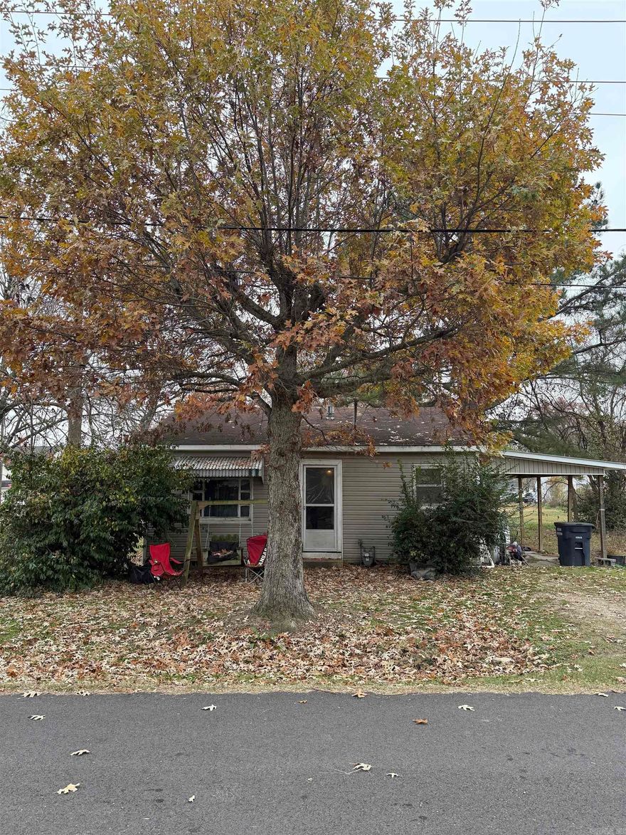 Absolute auction property. Online auction ends January 14th at 2:00 PM. This 2 bedroom, 1 bath home with carport is situated on approx. .18 acre. Excellent investment or flip opportunity. See agent remarks.
