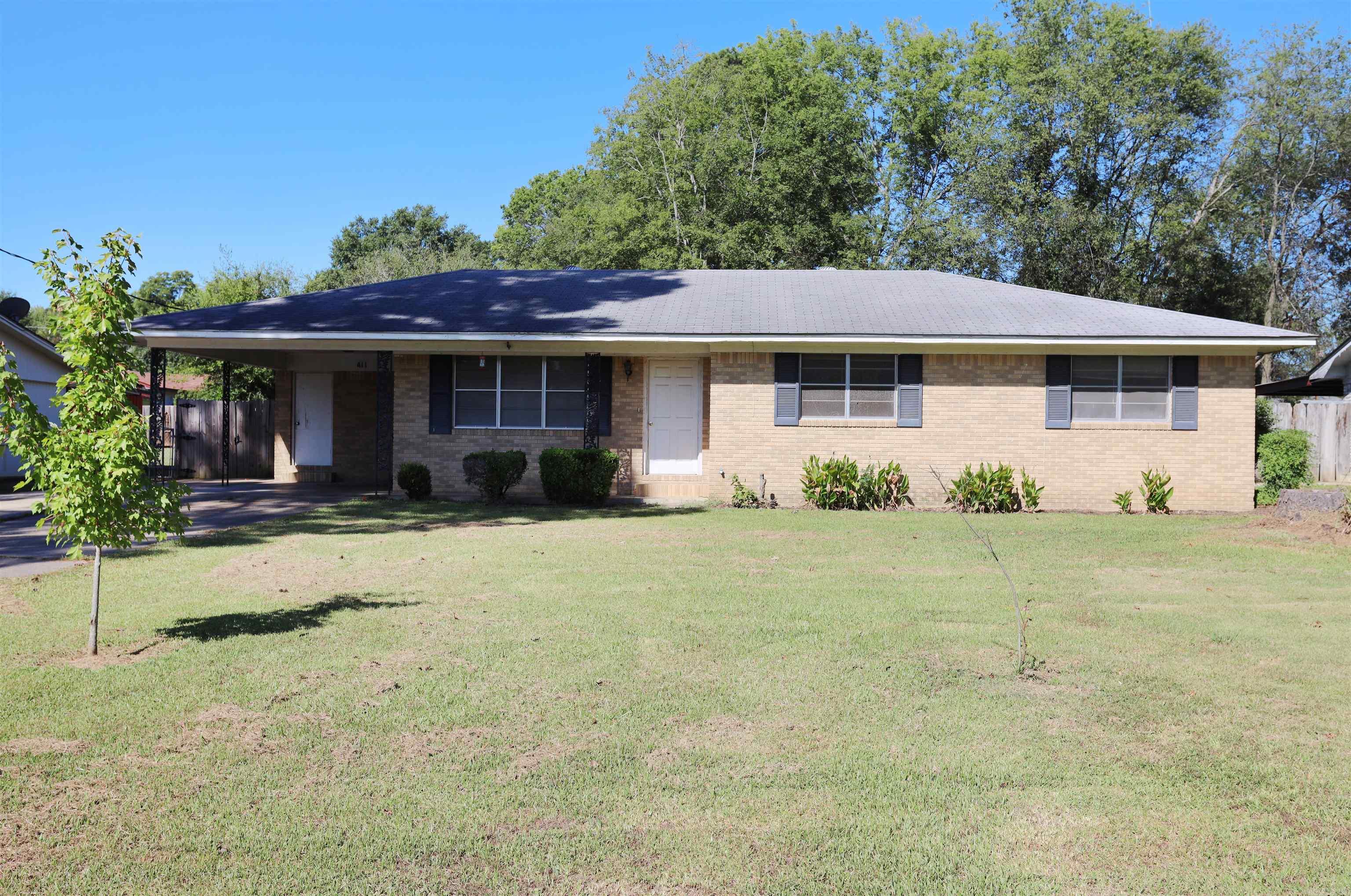 This 3 Bedroom 2.5 Bath home is located near down town and close to Warren High School. Fenced in back yard and has a bonus room.