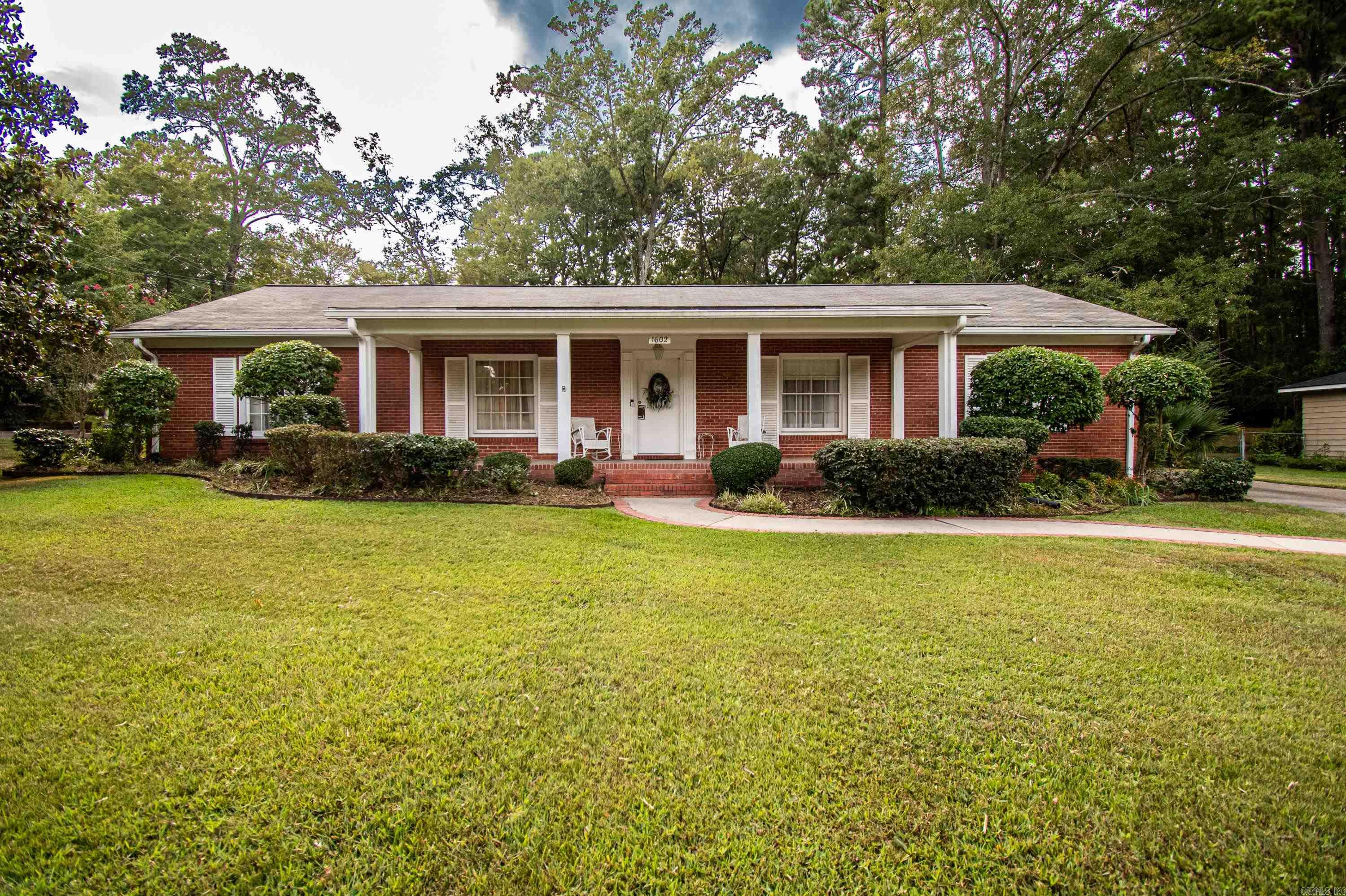 Discover the potential in this spacious 3-bedroom, 2-bath home, offering over 2,600 sq ft of living space. Nestled in a desirable neighborhood, this property presents a fantastic opportunity for those looking to create their dream home. With its generous layout and ample room for customization, itās the perfect canvas for renovation enthusiasts. Embrace the charm of this fixer-upper and transform it into your ideal residence!