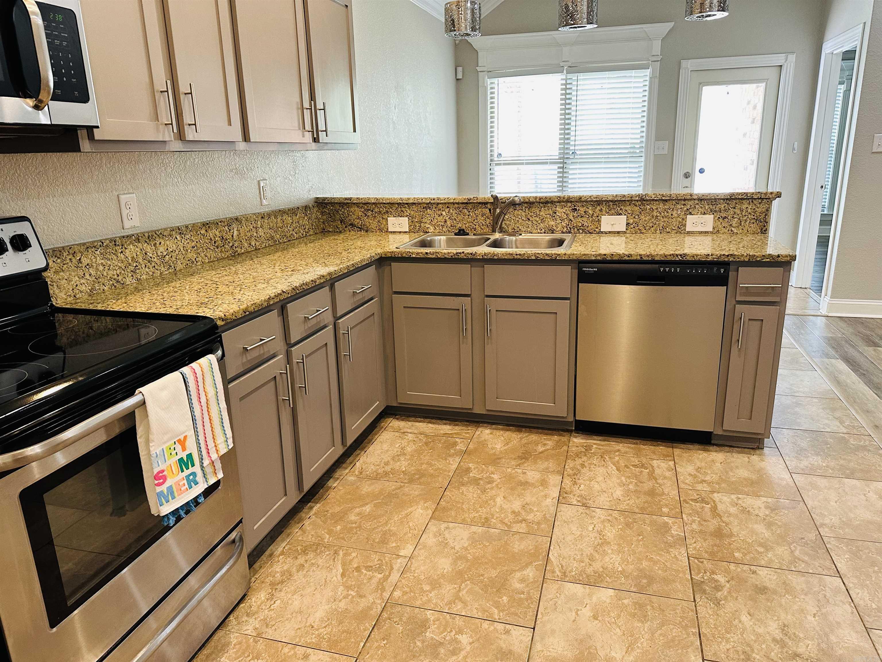 COUNTRY CLUB OF ARK THE - Residential