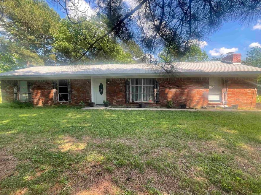 Great location-between Conway and Vilonia. This home has some nice size rooms, but needs some updating. It is on a large, shaded, corner lot.