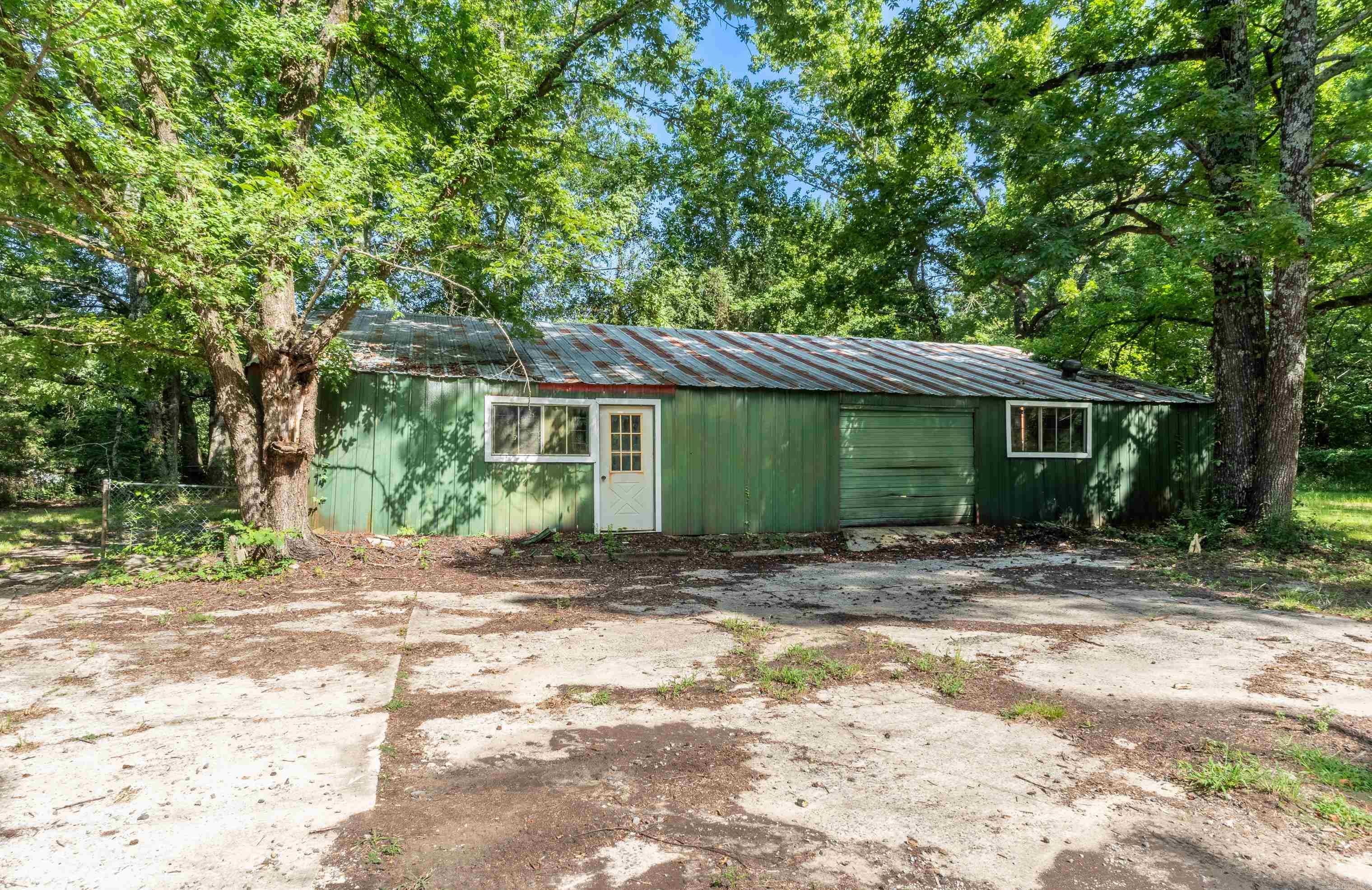 Perfect location for an auto repair shop, welding shop, offices or turn into apartments. This property has perfect access between Jacksonville and Cabot with easy access to the freeway and minutes to shopping and town!! Sits outside city limits and zoned for commercial.