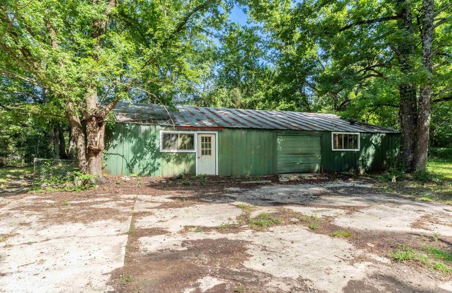 Perfect location for an auto repair shop, welding shop, offices or turn into apartments. This property has perfect access between Jacksonville and Cabot with easy access to the freeway and minutes to shopping and town!! Sits outside city limits and zoned for commercial.
