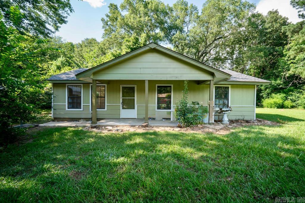 FANTASTIC 3 BED 1.5 BATH HOME. THIS HOME FEATURES FRESH PAINT, LAMINATE FLOORING, NEW ROOF AND MUCH MORE. SUPER CLEAN AND MOVE IN READY