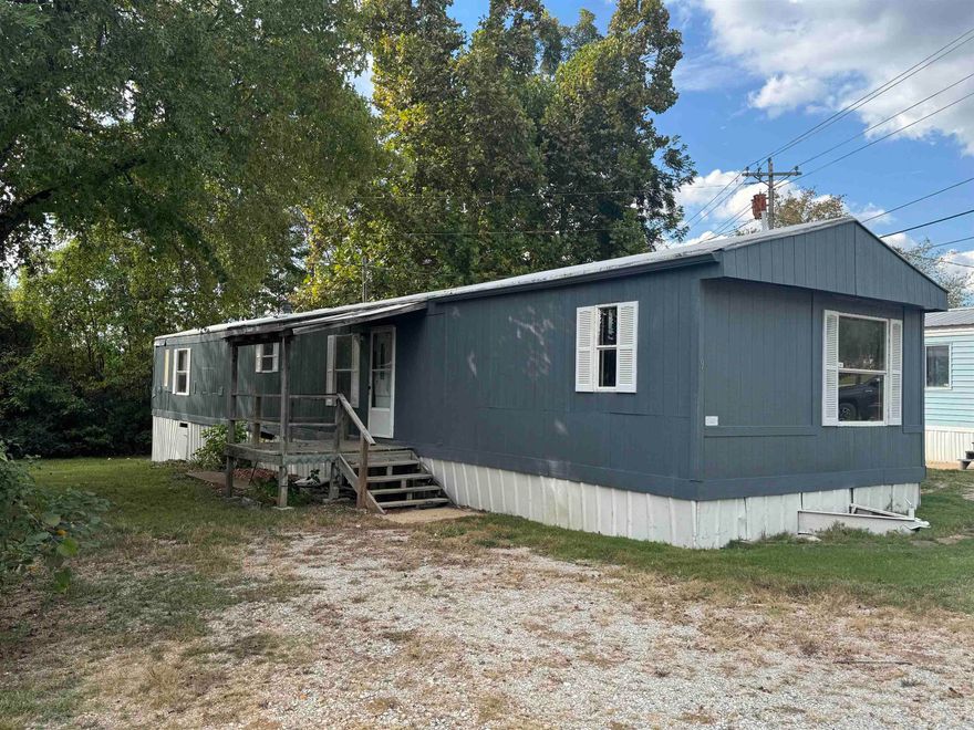 This 3 bed 2 bath mobile home in a nice park is centrally located just off the Bypass. Easy access to either side of town or quick trip to Lake Norfork. Owner has already pulled up the old carpet so it’s a blank canvas for your choice of flooring. Split bedroom floor plan. Nice covered front porch. Fiber available. Only $18,500