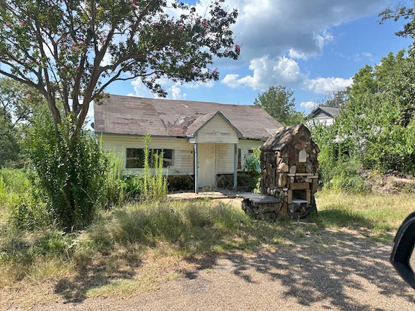 Needs work but this cottage is in a great location ! Close to Lake Hamilton, just off of Central Ave. If you're looking for a DIY project, this one will keep you busy but can be a good rental or a great flip project.