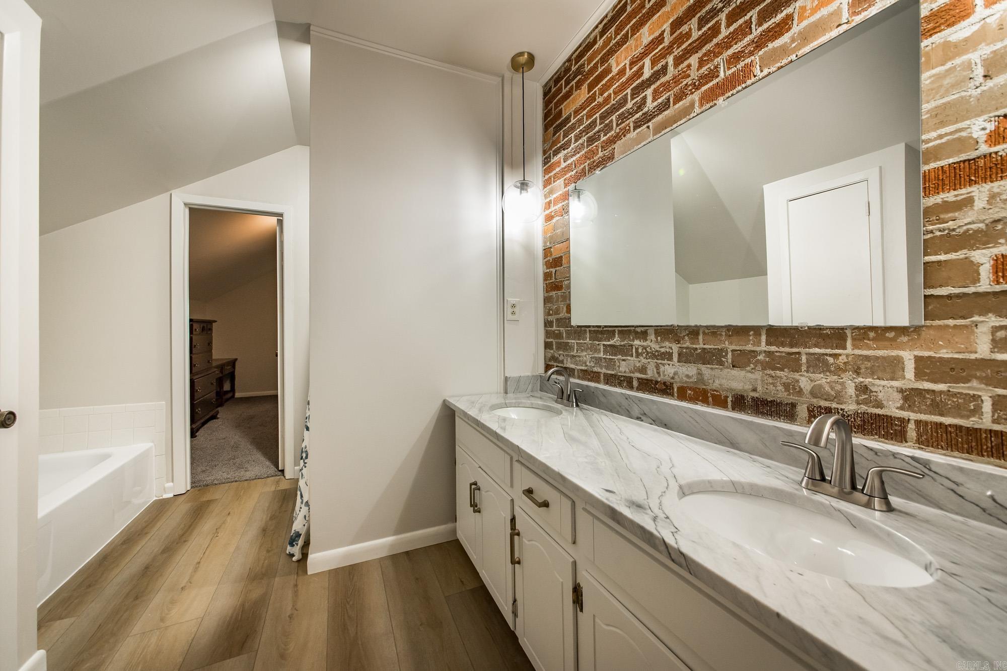 LEAWOOD HEIGHTS - Residential