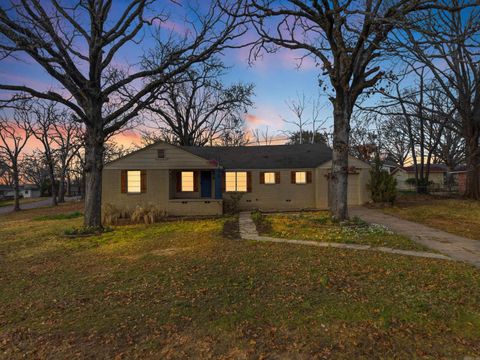 Photo of 523 W K Avenue Ave, North Little Rock, AR 72116 (MLS # 26016176)