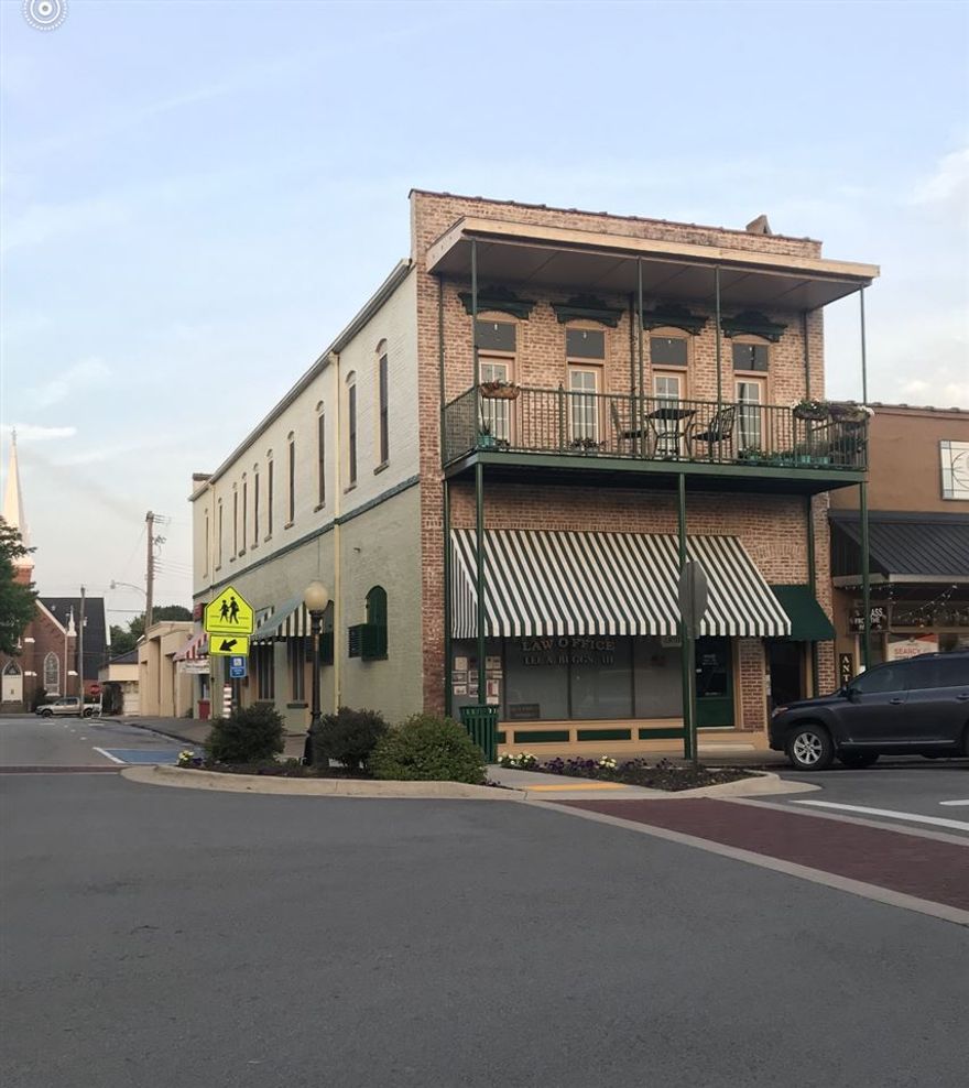 Balcony Apartment overlooking the Searcy Town square: one bedroom furnished, walking distance to Harding Campus.  Too charming for words- Available Nov. 1,2019.  700. per month.