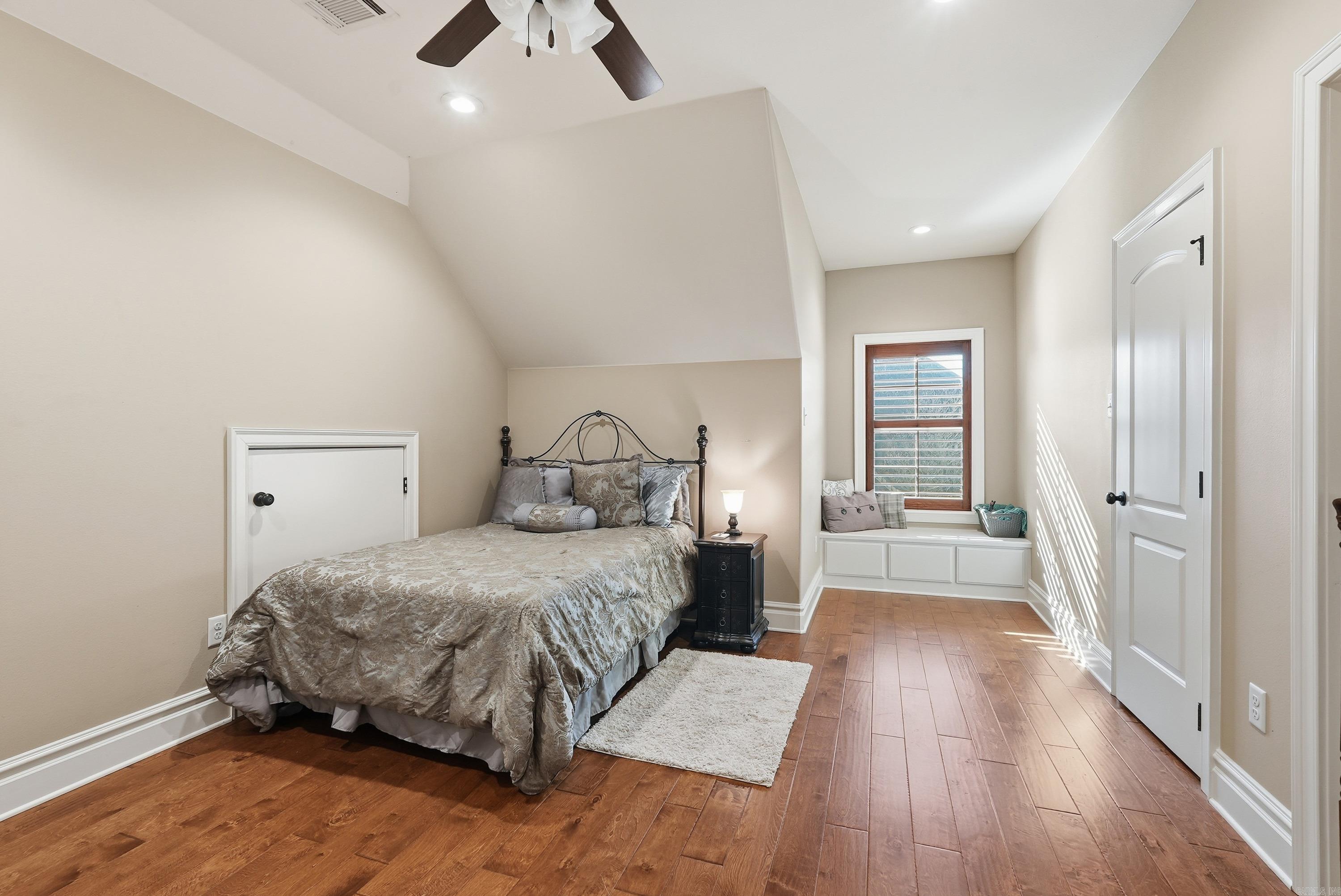 APPLEWOOD COVE - Residential