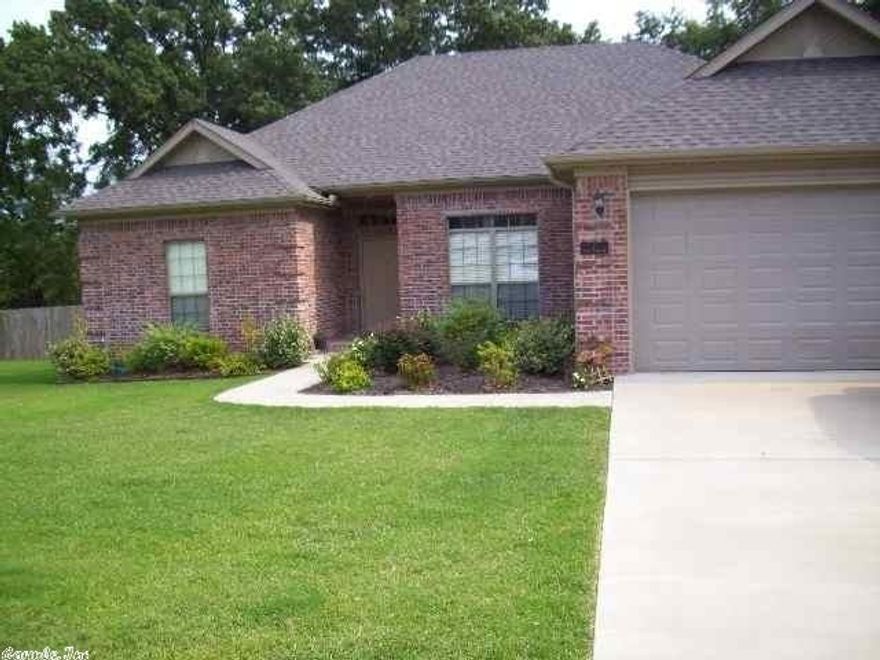 GREAT FLOOR PLAN, HAS HIGH CEILINGS, CEILING MOLDINGS, SPLIT PLAN WITH 2 BEDROOMS ON EACH SIDE.  THE 4TH BEDROOM CAN BE USED AS AN OFFICE OR NURSERY.  GRANITE COUNTER TOPS, NICE WALK IN CLOSET.  PRIVACY FENCE, GUTTERS ON FRONT OF HOUSE AND COVERED PATIO.  THANKS FOR SHOWING!