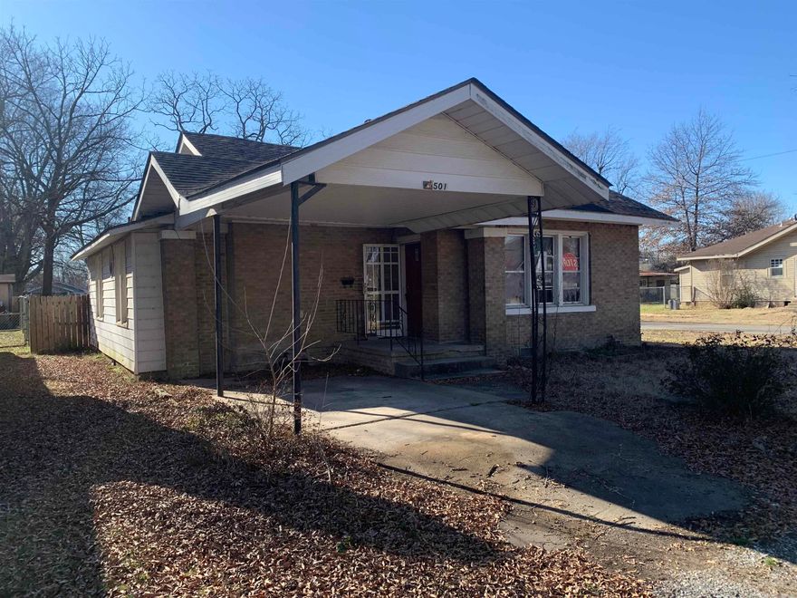 This cottage style house is close to schools and downtown Newport. Has high ceilings, separate Dining Rm, FP, Eat-in Kitchen. All offers must be submitted via PropOffers.com. See Agent Remarks for further instructions.