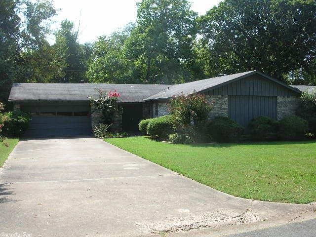 Very Clean home with new carpet, huge private back yard. large Kitchen with lots of cabinets. Large dining room. The Den is huge at 16.5' x 16'. The master bedroom has 2 double closets and a full bath with a tub and shower combination with a tile surround. Air replaced 3 years ago. has a service contract with Middleton Heat & Air. house requires flood insurance.