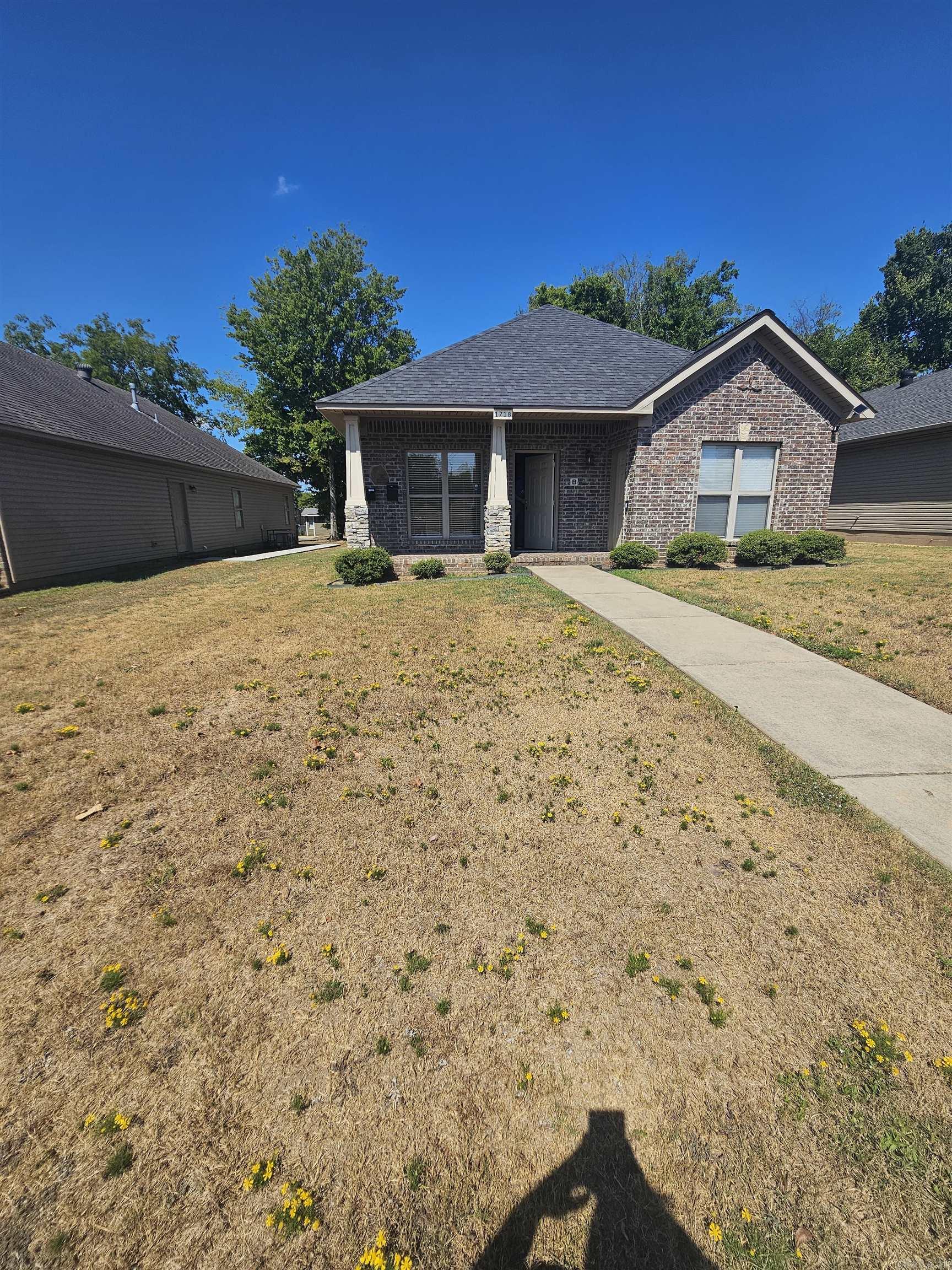 Looking for a place to rent in the Little Rock area. Come take a look at 1718 S Cross St. This 3-bed 2-bath duplex is located in the Heart of Little Rock, and is walking distance to Central High School. Two pets are allowed with additional fees. Call today to set up your private showing.