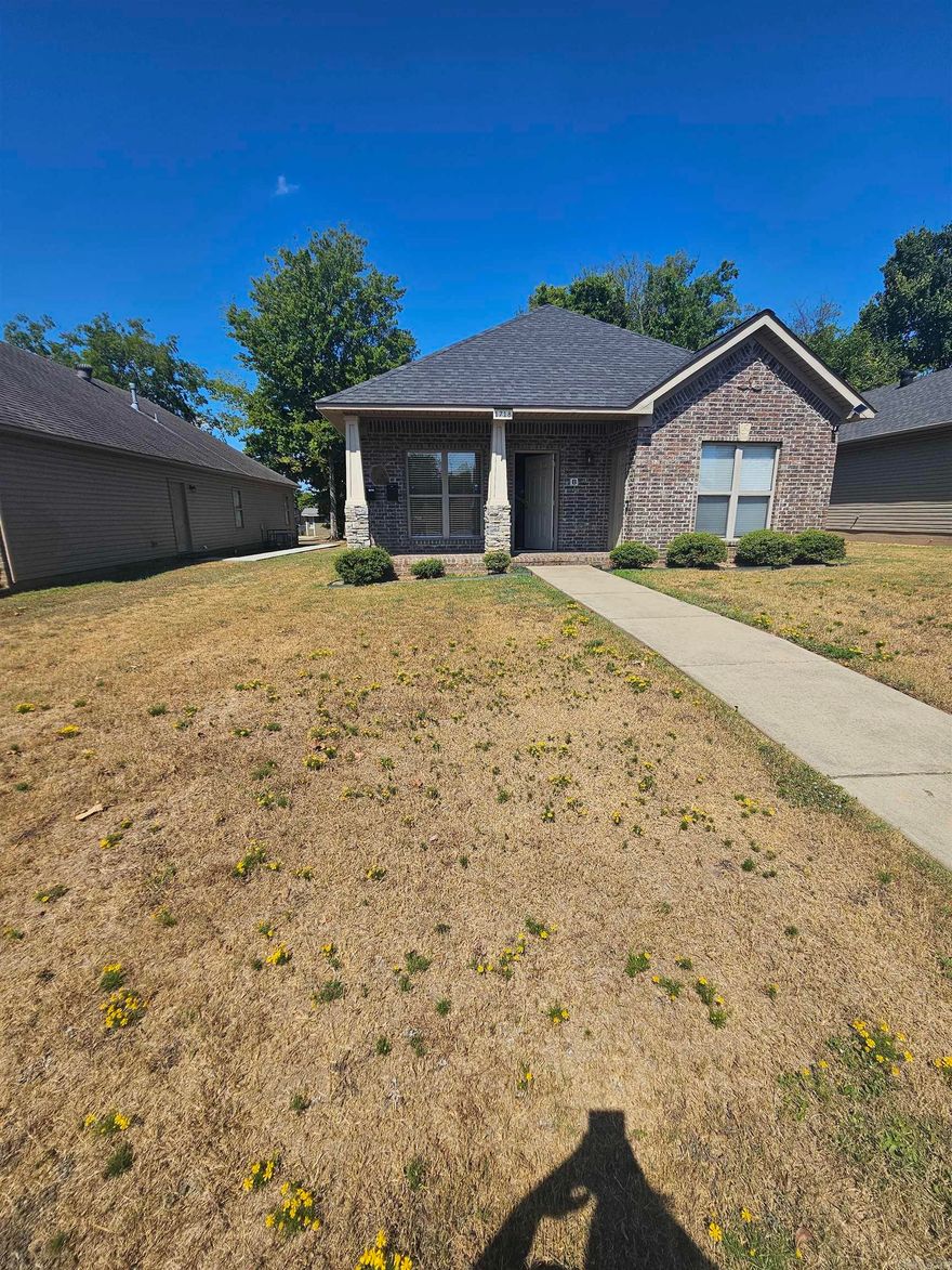 Looking for a place to rent in the Little Rock area. Come take a look at 1718 S Cross St. This 3-bed 2-bath duplex is located in the Heart of Little Rock, and is walking distance to Central High School. Two pets are allowed with additional fees. Call today to set up your private showing.