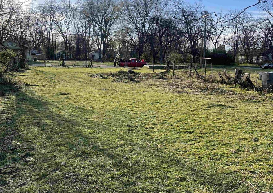 Go Check It Out!!! Close to the Airport, Ready to Sell Immediately!