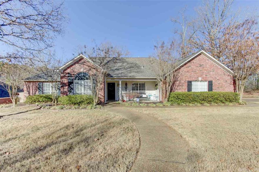 Sweet home, all refreshed, in a fantastic Lakeside School District neighborhood. This home has been updated in soothing colors, new light fixtures and fans dress the rooms, some new flooring installed, a new deck built off the patio, the backyard has been fenced, and a new garage door is in place. The master bath boasts a wonderful new walk in shower. This is a great floor plan that has opposite BR wings for privacy. If you are looking for a great home in a great neighborhood, you need to look at this one.