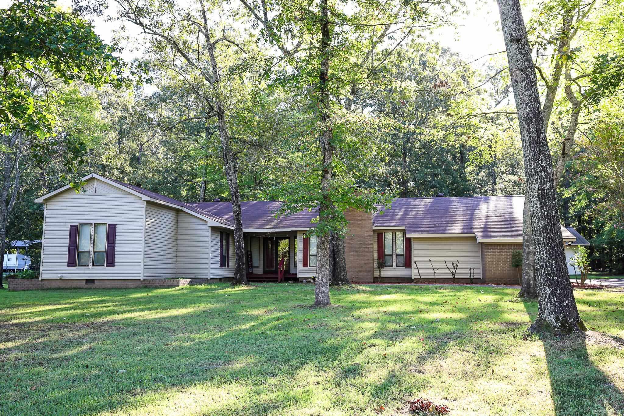 Great home located in the Oak Manor subdivision. Fenced in backyard, new roof in 2022. New back deck. Community swimming pool and rec house fees are included in monthly water bill.