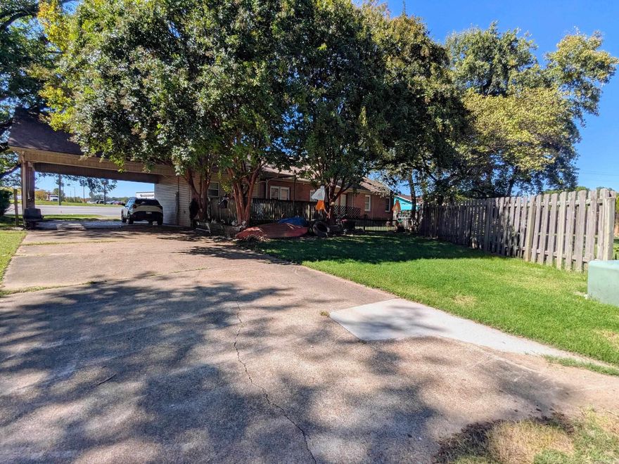 Spacious 4-bedroom, 3-bath home in a prime location near the intersection of Harrisburg Rd & Parker Rd, just off I-55. This 2,522 SF residence features an IKEA kitchen and a separate large dining room, laundry room, and flexible living space spread across two floors. The property sits on a lot in flood zone X, but the house itself is safely above flood zone level and currently has an affordable annual flood insurance premium of $520. Zoned R1, the home offers excellent residential comfort and promising future commercial potential, with the neighboring property already rezoned for commercial use. Enjoy the convenience of living across from Walmart, Home Depot, and a variety of dining options. Contact your Realtor today to schedule a viewing or learn more about this unique opportunity!
