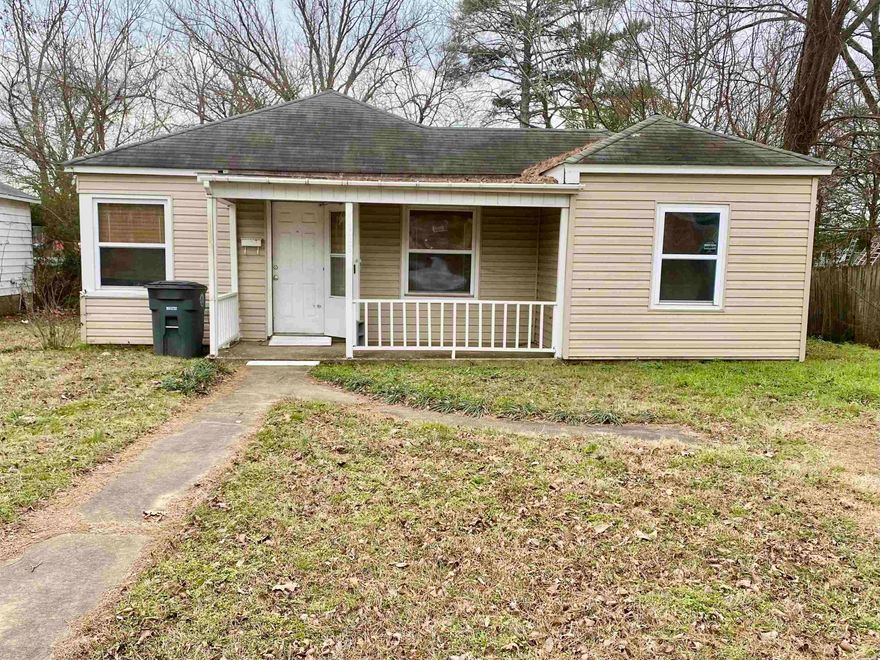 Great property located in the heart of Searcy. This 3-bedroom, 1-bath home offers classic charm with beautiful corner windows that bring in an abundance of natural light. The newly fenced back yard offers ample room for children or pets to roam. Whether you're looking for a starter home or an investment property, this is a great opportunity! Property being sold As-is. Call today for a private tour of this charming home. Agents, see MLS remarks!