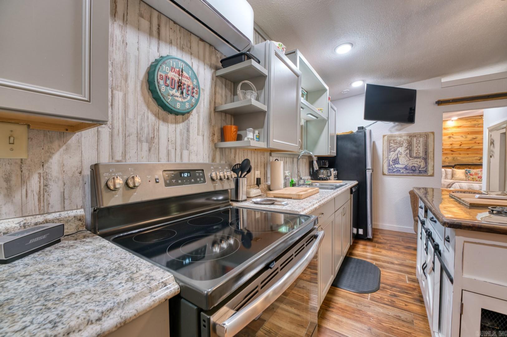 ARKRIDGE LAKE ESTATES - Residential