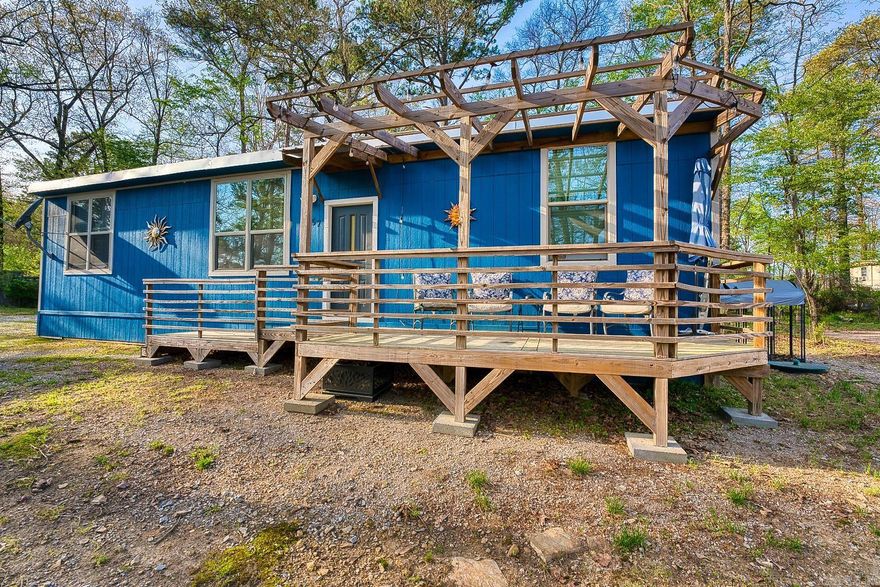 Relax at your personal and tranquil getaway just moments away from the breathtaking Garvan Woodland Gardens and Lake Hamilton is within walking distance along with Entergy Park and Carpenter Dam Park and boat launch area being just a few minutes away by car makes this a great place to live or vacation. 2 Bedroom, 2 Bath, 784 sq ft VRBO has 3 large closets plus Laundry Closet.  Home is currently used as a lucrative vacation rental with a 9.4 Rating!