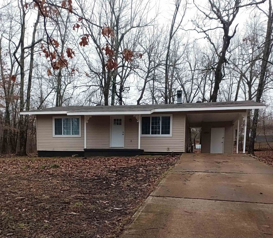 NEW REMODEL PRICED TO SELL!!  This would be a cute starter home or possible investment opportunity! NEW FLOORING THROUGHOUT, NEW BATHROOM, NEW KITCHEN CABINTRY & COUNTER TOP - Roof is only a few years old. Nice sized yard and somewhat secluded. Come enjoy Cherokee Village and all the amenities that this country town has to offer including: 7 lakes, 2 golf courses, pool, gym, tennis courts and hiking trails. PLUS the Spring River is nearby to enjoy floating, kayaking and fishing! Urgent care facilities and schools are close by. Come take a look!