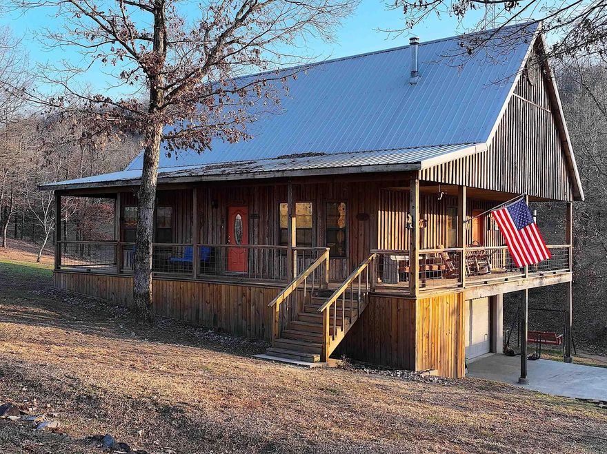 Beautiful cabin in Glenwood near the Caddo River, Glenwood Country Club, and just 40 minutes to Hot Springs. Cabin has a loft ovelooking the great room, large porches, a gazebo, and offers great outdoor living.