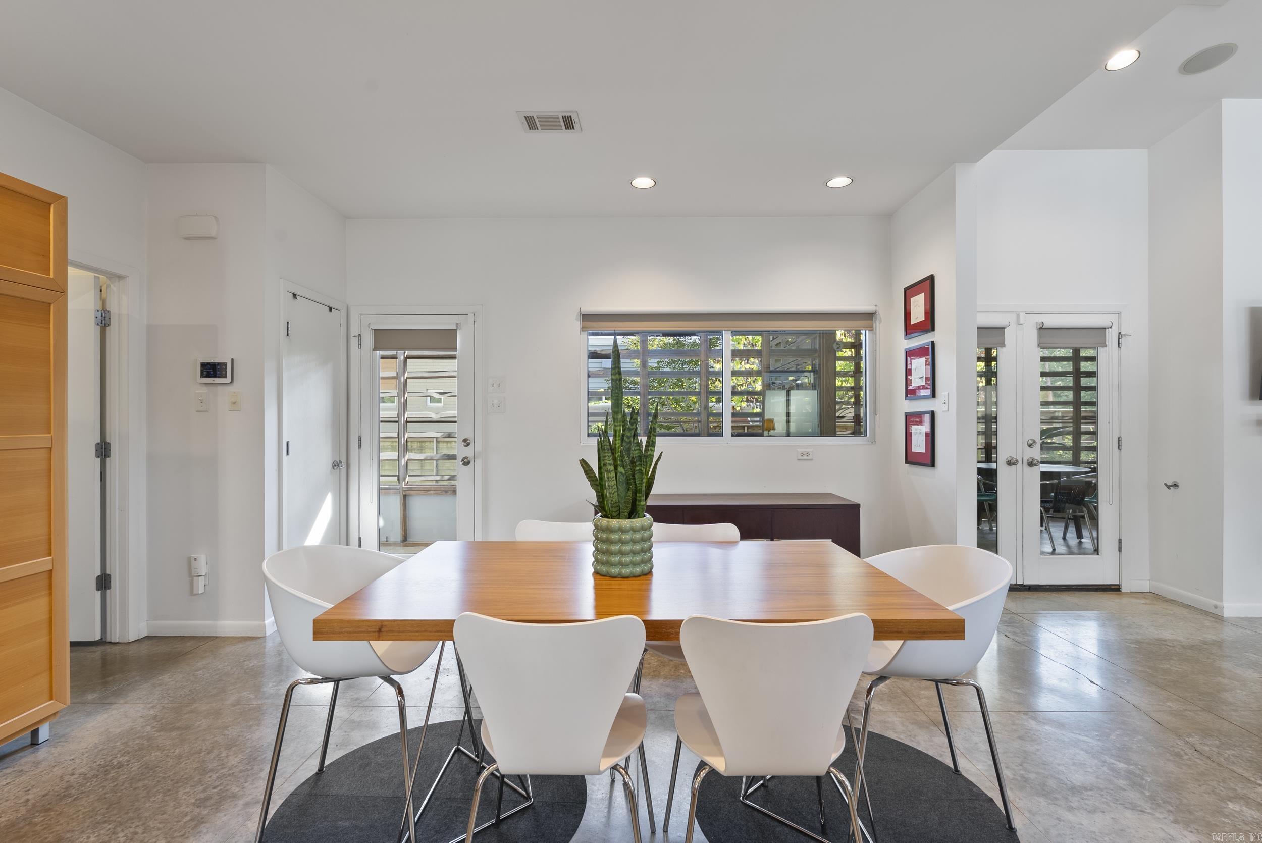 MACARTHUR PLACE ORIGINAL CITY OF - Residential