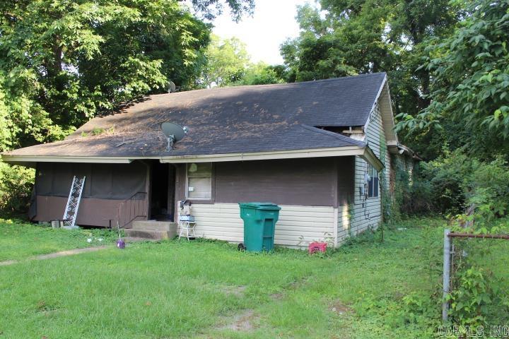 Auction Bidding Dates 09/08/2025 - 09/10/2025. No Disclosure. To be sold as is. Older family home needs some TLC. Some updating left unfinished. Property is being marketed with discard furniture and debris, seller will not be removing items from property. This property has been assigned to Servicelink Auction and is now under auction terms. All bids must be submitted during the auction via the property listing page at www.servicelinkauction.com. This sale is subject toa 5% or $2,500 minimum buyer's premium pursuant to the auction terms & Conditions. All bids will be subject to seller approval (minimums may apply). Hold Harmless agreement must be signed by all parties entering property and must be delivered to listing agent prior to any access being provided( see docs on line). No utilities will be activated by seller for inspection and buyer should complete due diligence prior to submitting any bid. Offer worksheet (docs online) only to allentrammell0810@gmail.com.