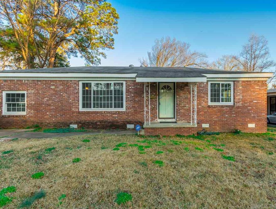 Beautiful 4Bd /1Ba home in Little Rock. Newly Renovated ! Hardwood floors ,granite counters . This property also come with a refrigerator ! Move in ready !