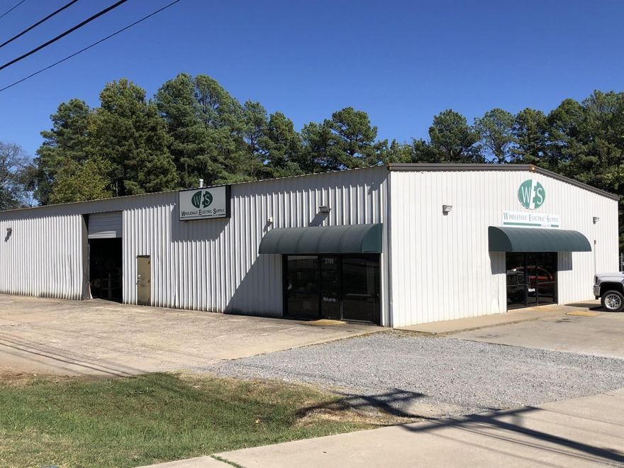 Commercial property flex building. Office/warehouse (2400 sqft/6600 sqf) with 1.79 acres. Convenient accessibility off and onto Military Road. Close to Interstate 30. Ample parking for staff and visitors.