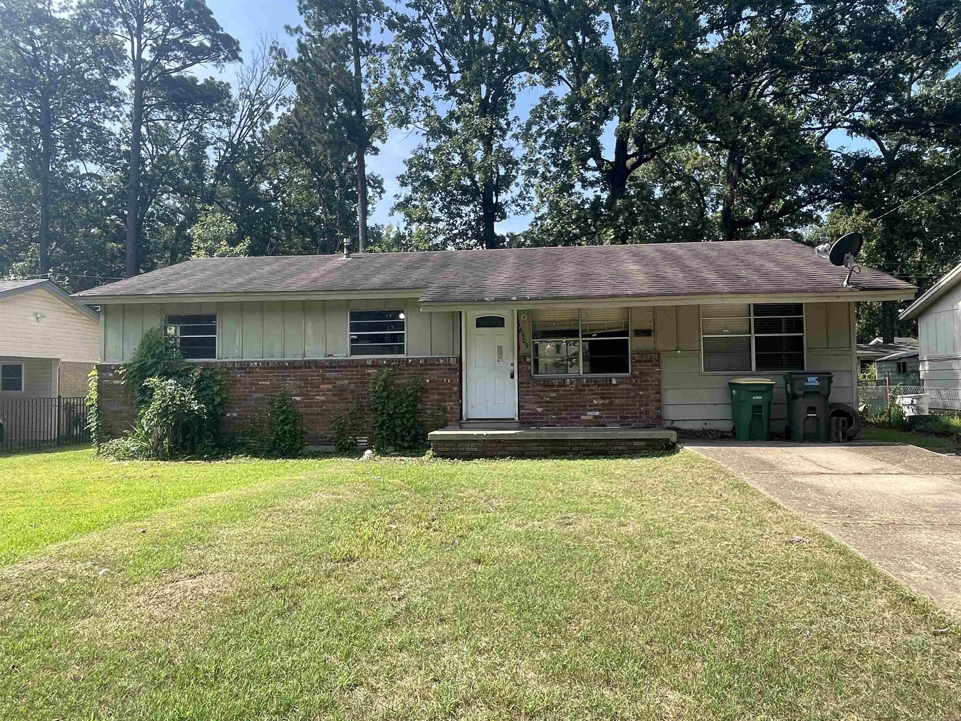 Calling all investors! Perfect opportunity to add to your portfolio. Sold "AS IS" agent please see remarks.