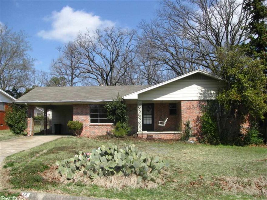 3BR, 2 Bath one level on a quiet street in a great neighborhood with a spectacular view of the Little Rock skyline from the front porch and living room. Spacious bedrooms, large living room, kitchen/ dining combination. Back deck, storage building, & ceiling fans. A little TLC, and this home is a doll house (with a view)!