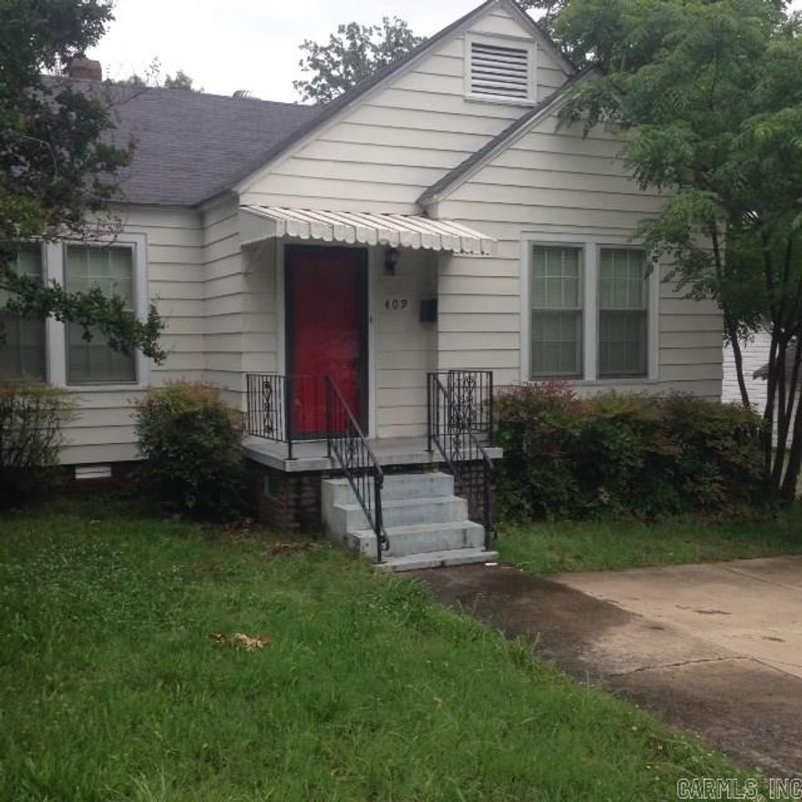 One block from UAMS. Beautifully updated three years ago with new cabinets, Granite counter tops, stainless steel appliances, new kitchen, new bath room, new paint and hard wood floors. Must see to appreciate. Off street parking for two cars and fenced in back yard.