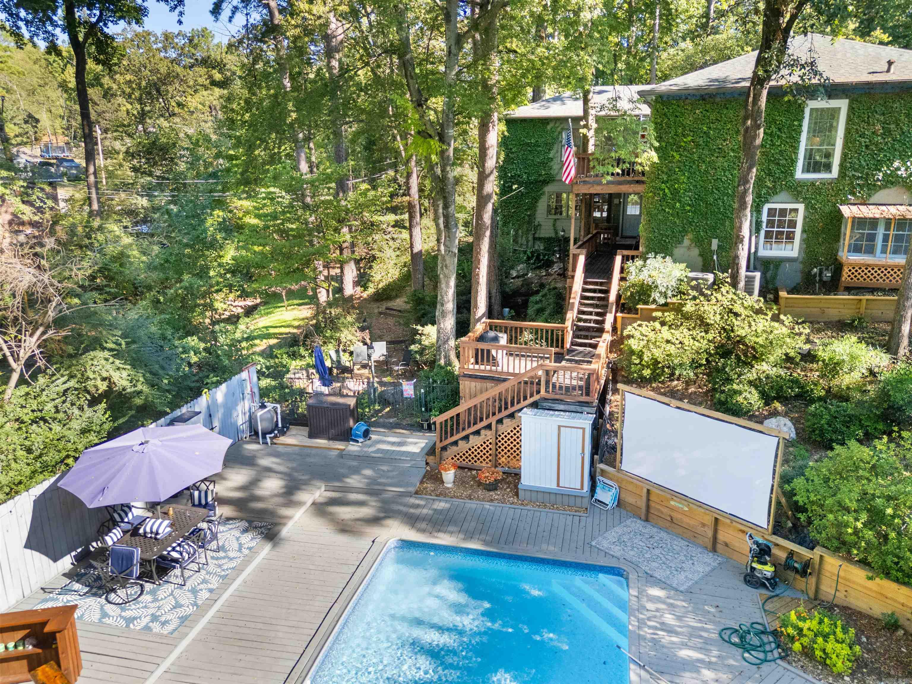 LEAWOOD MANOR - Residential