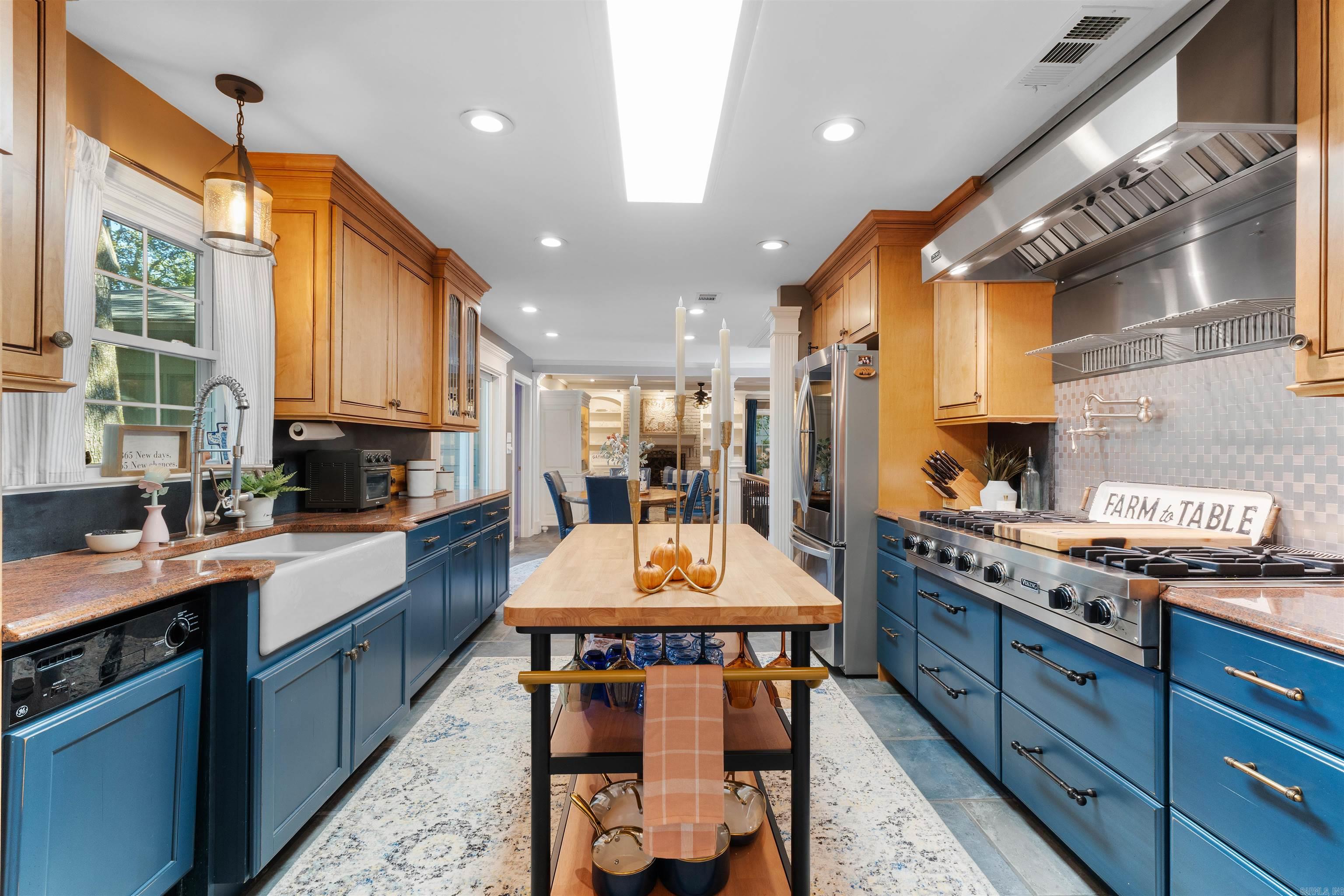 LEAWOOD MANOR - Residential