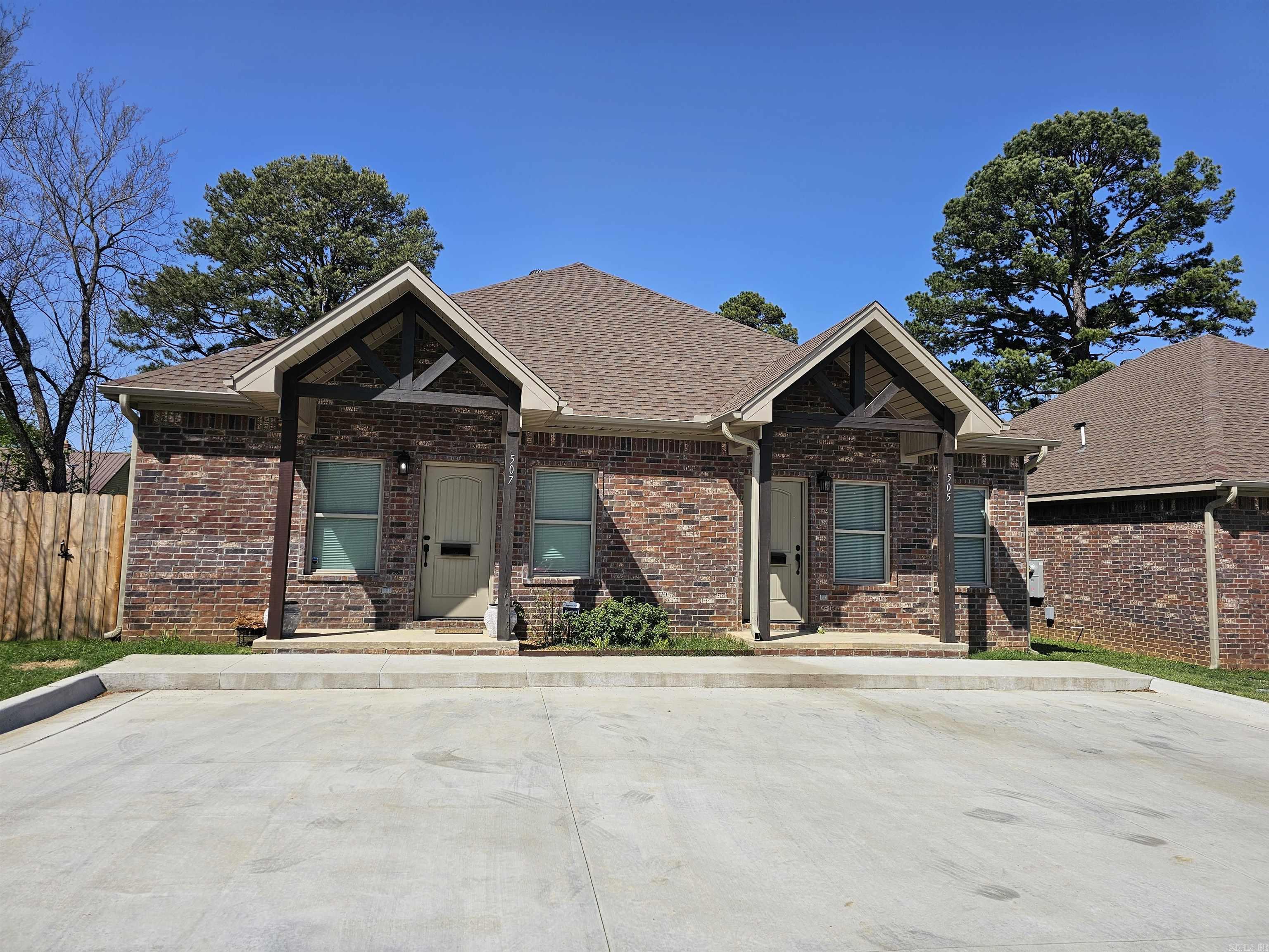 Great Investment Property! 4 All brick duplexes. Each duplex has two units, 2 bed/2 full bath. They feature 9' ceilings, open living to dining area, granite countertops, electric range, dishwasher and refrigerator. Within walking distance of Searcy's downtown square.