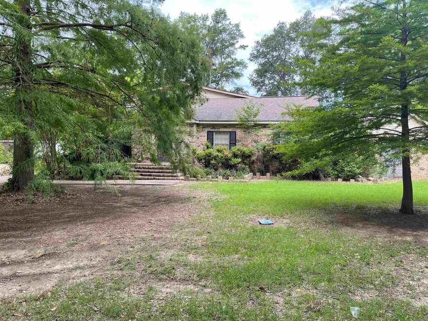 This very nice brick home is located in an excellent neighborhood. Close to schools and shopping