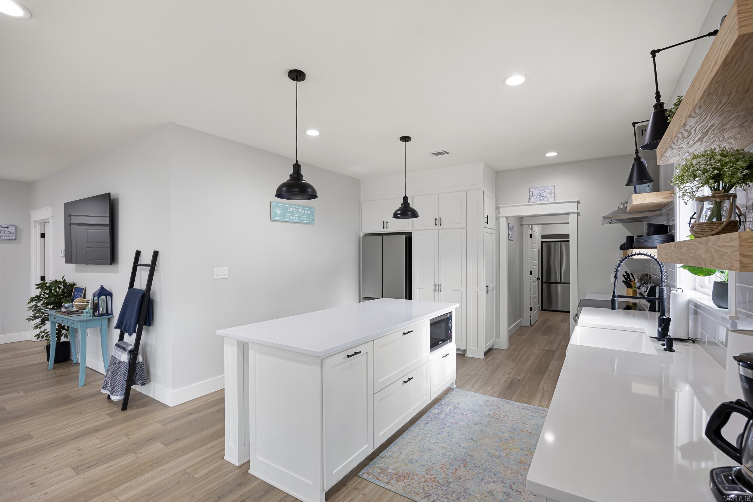 WOODLAND SHORES - Residential