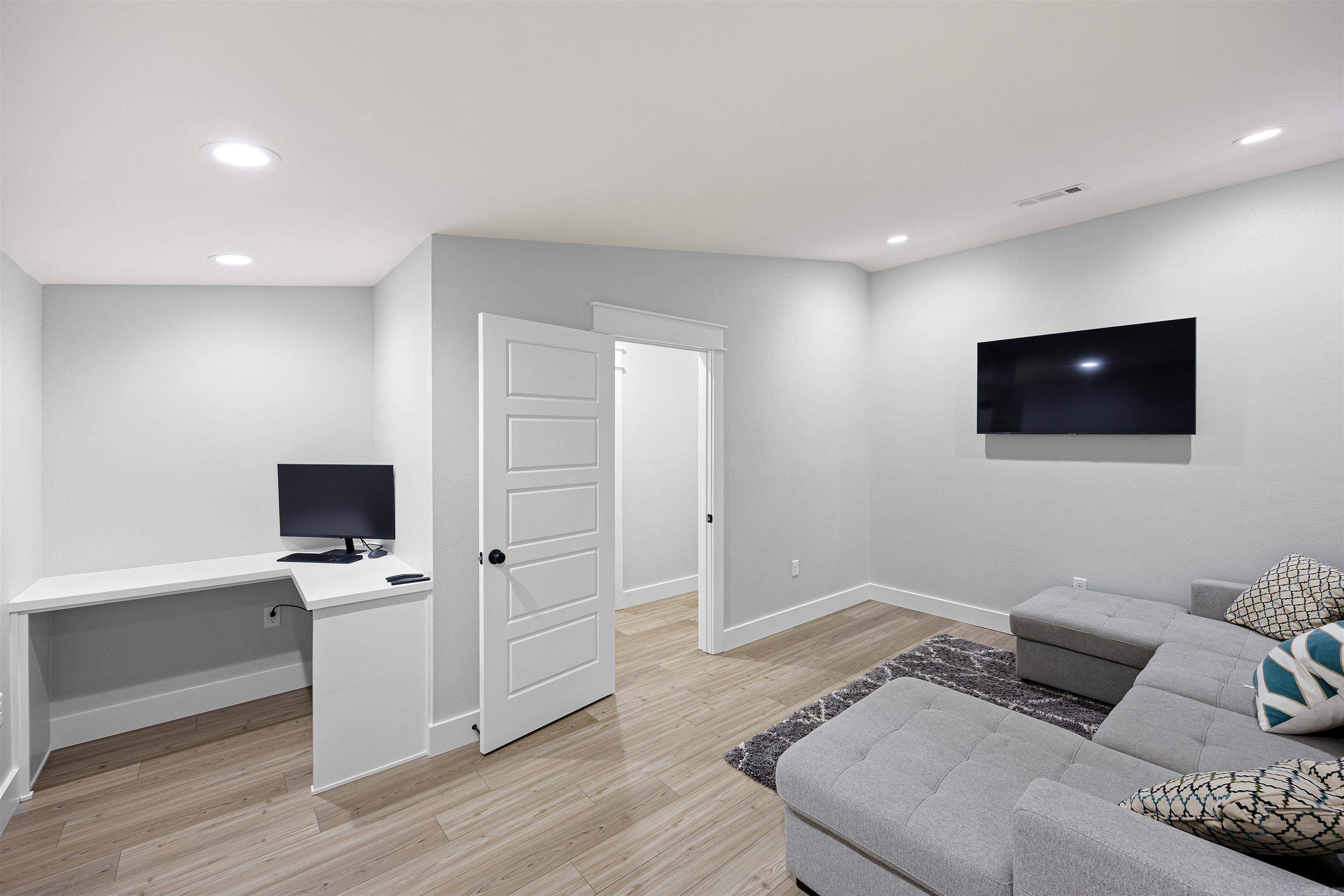 WOODLAND SHORES - Residential