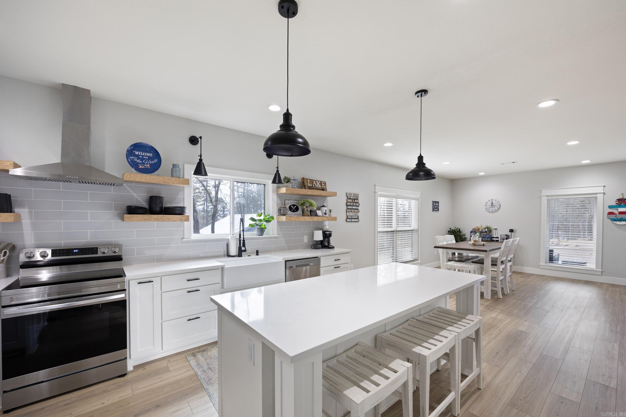 WOODLAND SHORES - Residential