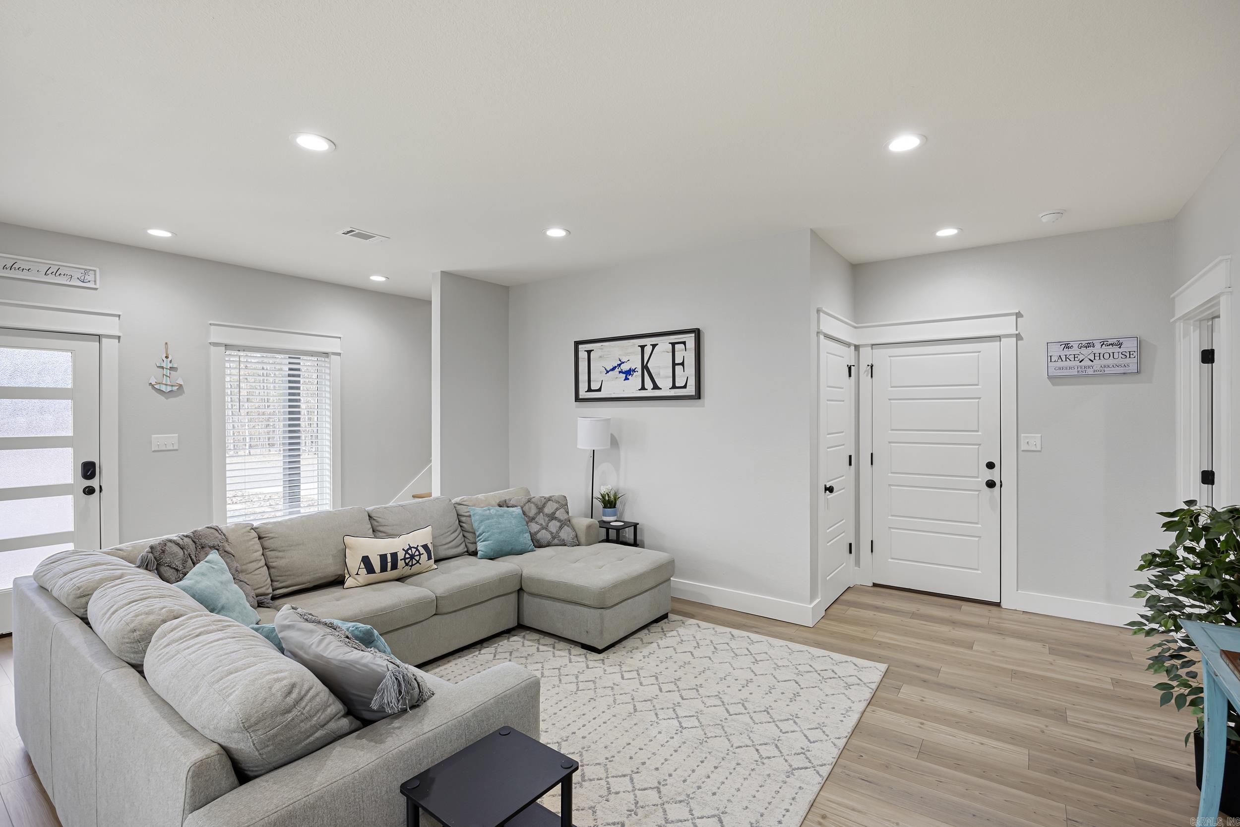 WOODLAND SHORES - Residential