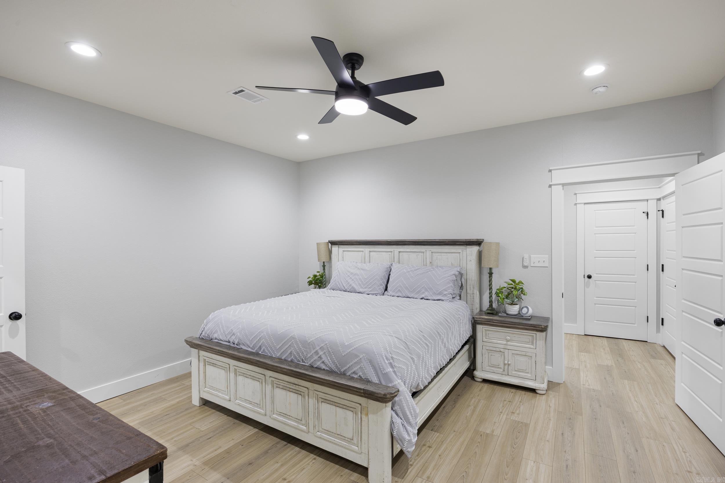 WOODLAND SHORES - Residential