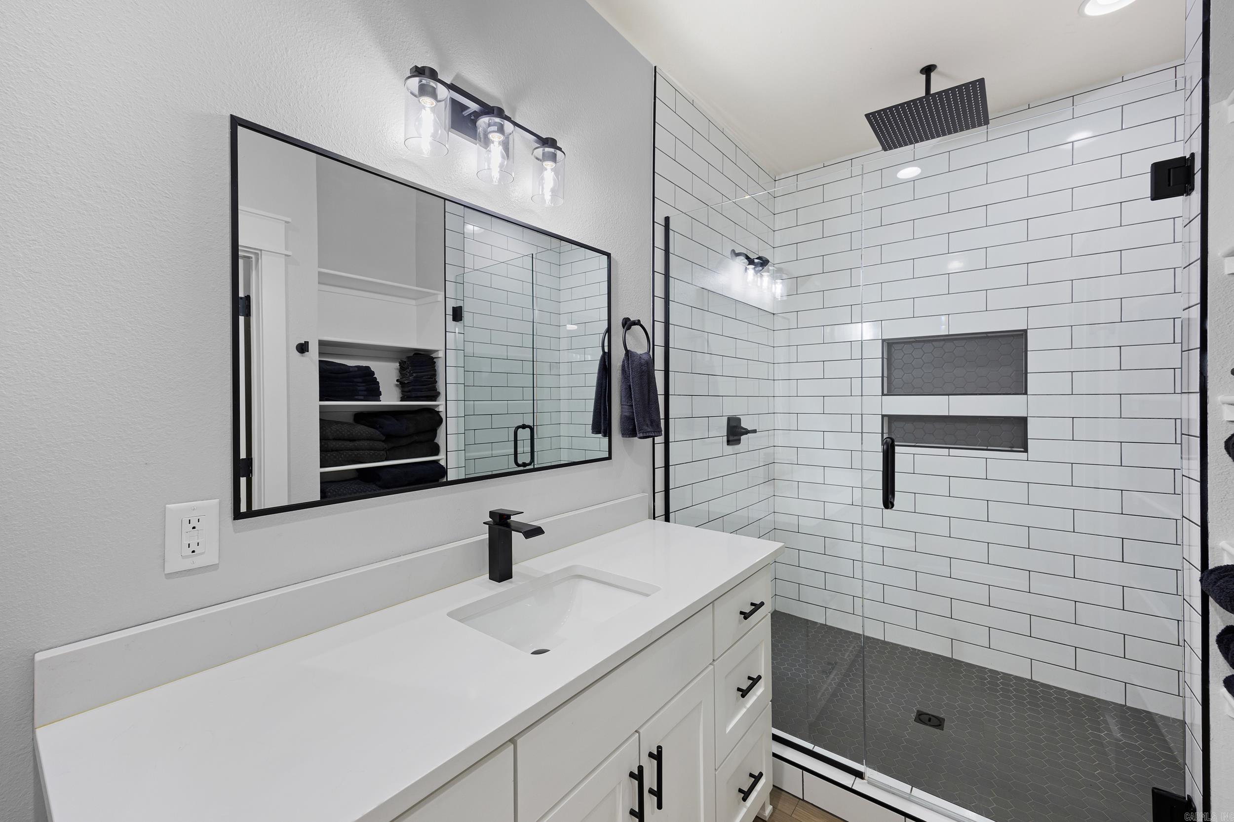 WOODLAND SHORES - Residential