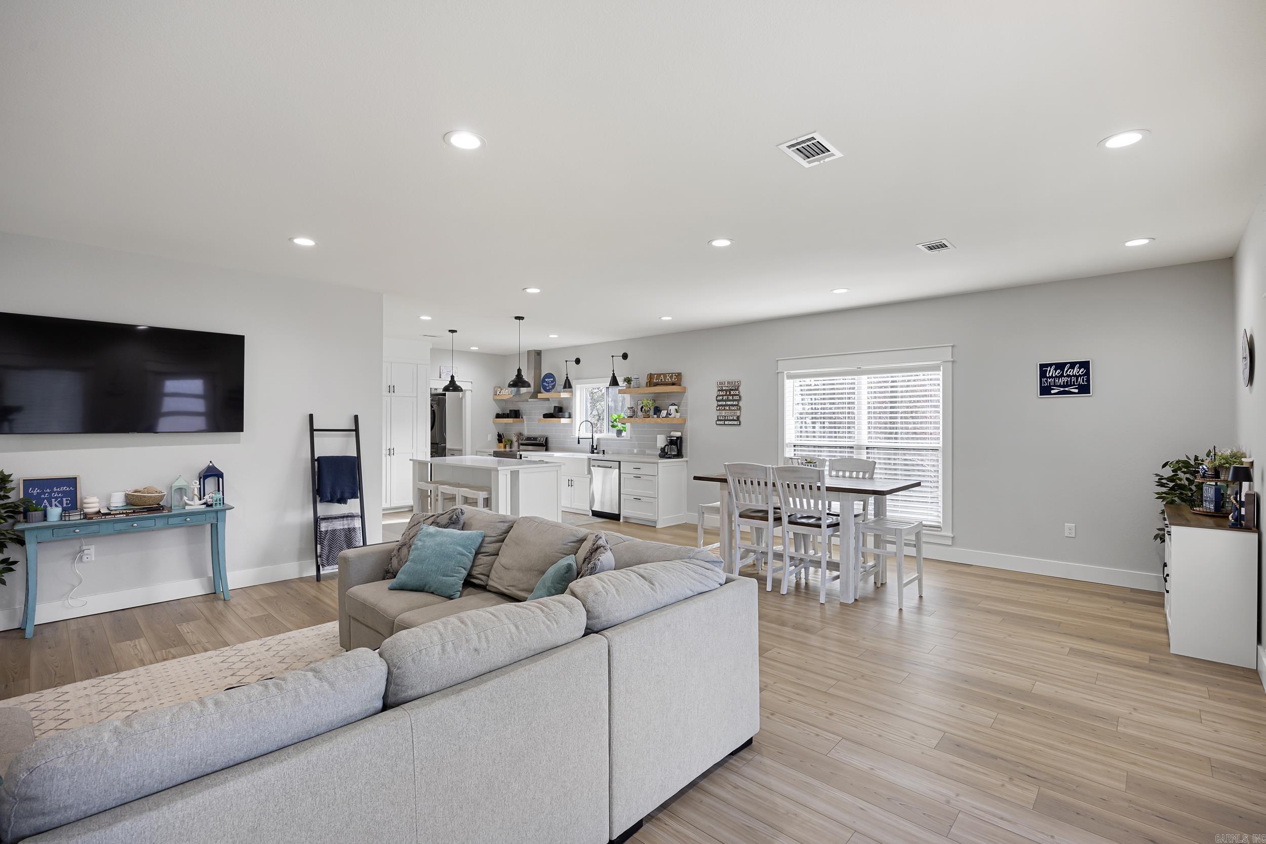 WOODLAND SHORES - Residential