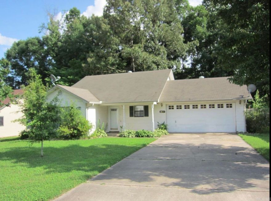 Great 3 bedroom 2 bath home in Benton.  Has Great backyard and deck for out door fun and a large living area for indoor enjoyment.