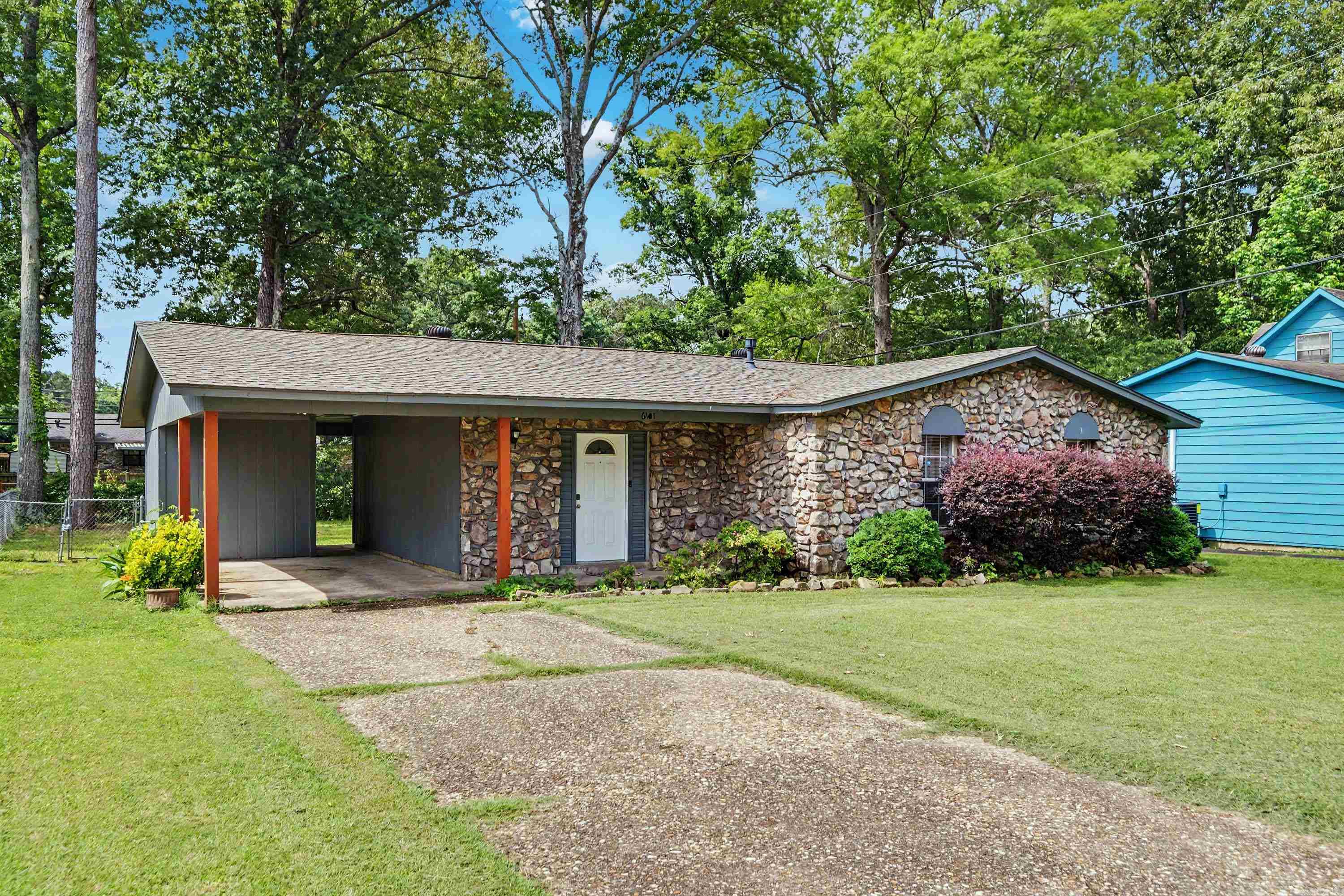 CASTLEWOOD - Residential
