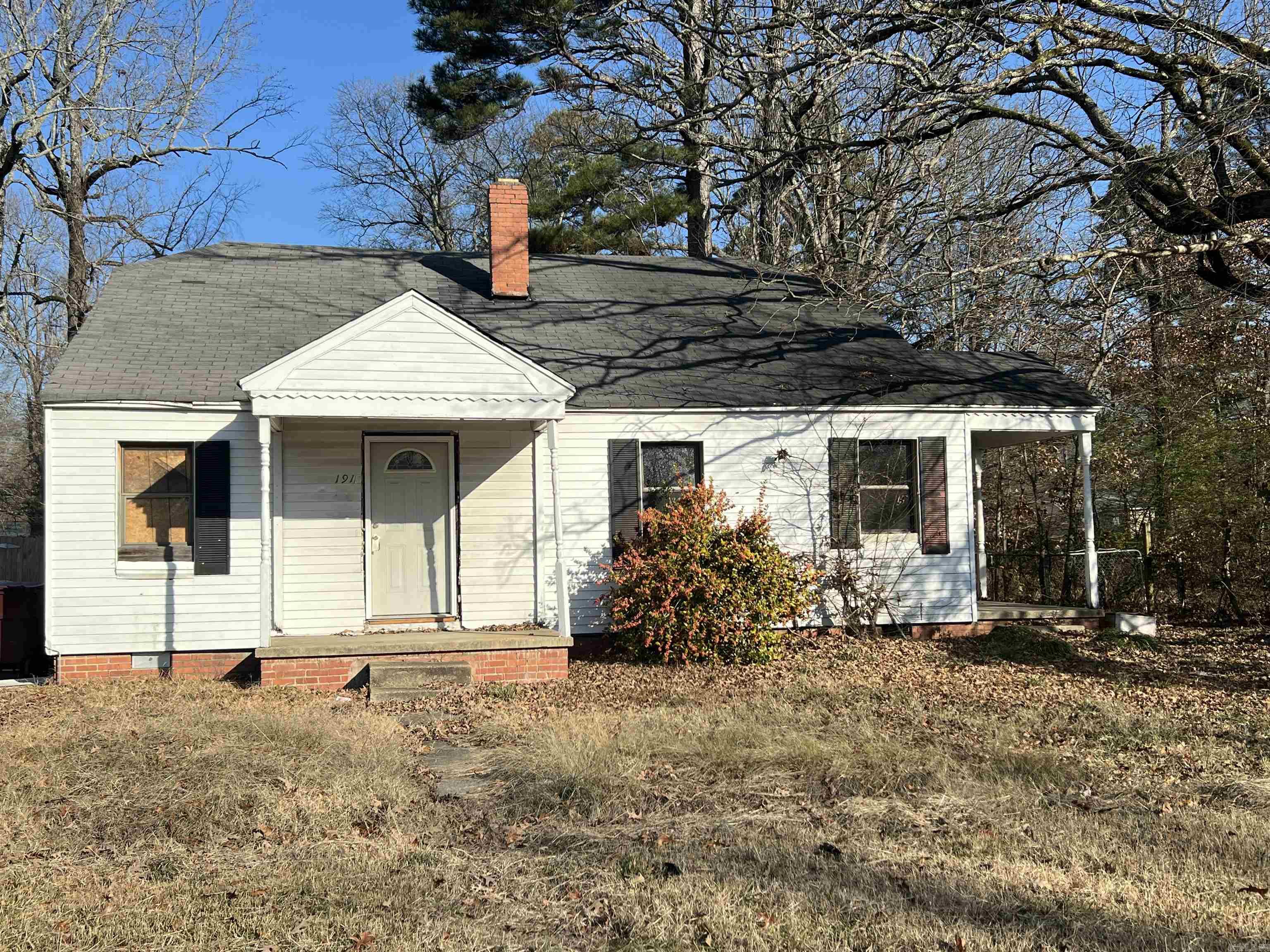 This property would be great to start your investment portfolio.  It is located in the heart of the city and would be a great rental.  With a little TLC, this property would be ready in no time!